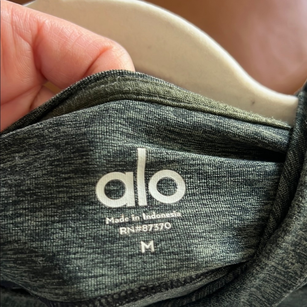 ALO Yoga Green and Black conquer hoodie M - Picture 2 of 7